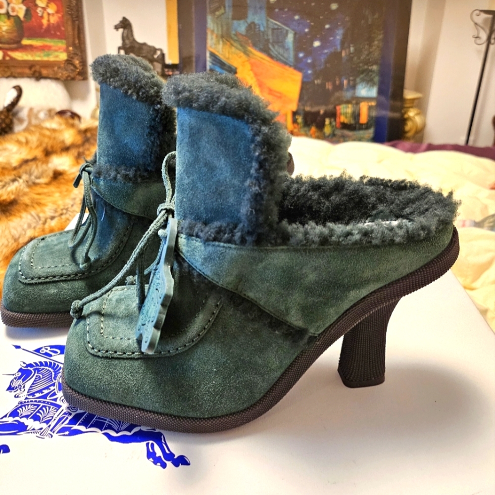 New Burberry fur Suede mules. - Picture 2 of 12